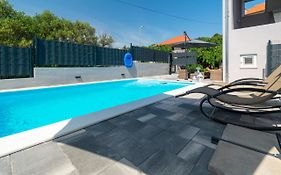 Modern Apartment With Private Pool